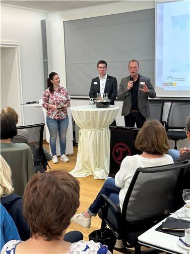 VG-Bürgermeister Jörg Lempertz (r.) begrüßte zusammen mit seinem Pellenzer Kollegen, Sebastian Busch, die Teilnehmerinnen und Teilnehmer des Workshops im Ratssaal der VG Mendig. Die Leitung und Moderation hatte Gentiana Daumiller (l.), Vorstandsmitglied „Lebenswandel e.V.“.  Foto: VG-Verwaltung Mendig/Stefan Pauly