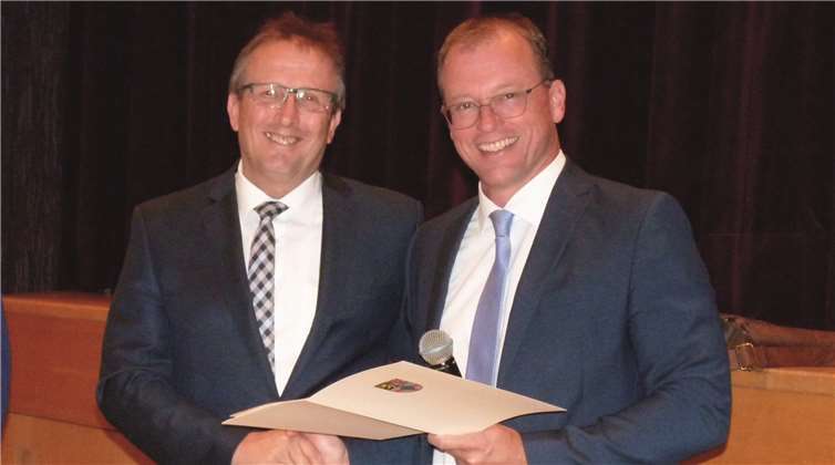 VG-Bürgermeister Jörg Lempertz (r.) freute sich, den Ersten Beigeordneten Joachim Plitzko (CDU) in seinem Amt bestätigen zu dürfen. Fotos: FRE