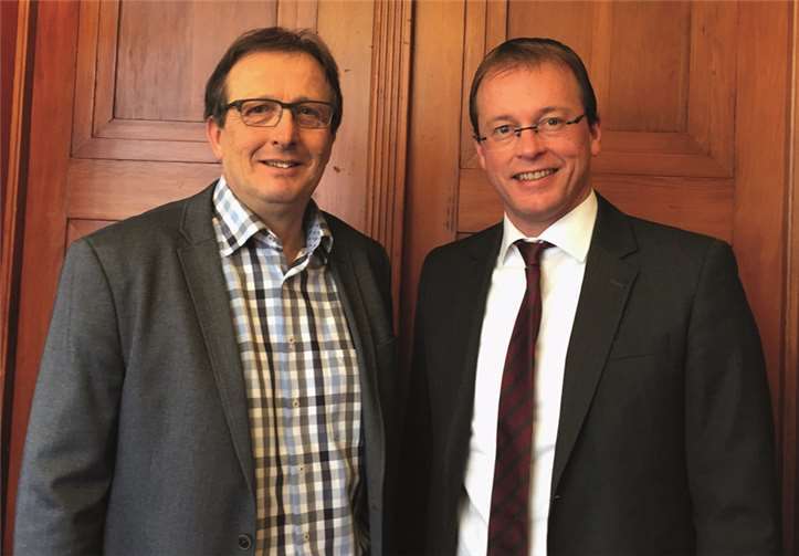 VG-Bürgermeister Jörg Lempertz (re.) übertrug die Leitung des neuen Geschäftsbereich auf den Ersten Beigeordneten Joachim Plitzko. -FRE-