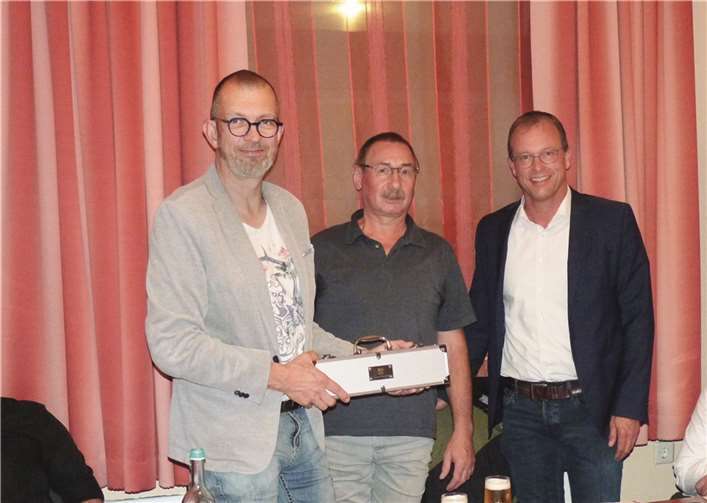 VG-Bürgermeister Jörg Lempertz (rechts) bedankte sich bei Uli Rawert und Olaf Waldecker für deren außergewöhnliches Engagement.