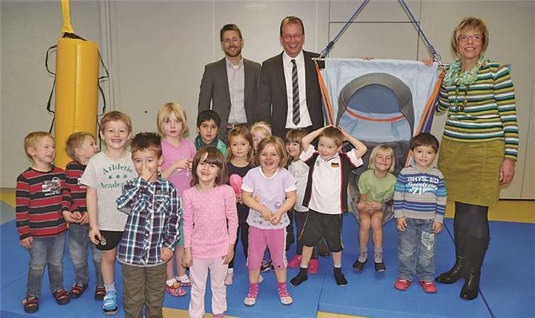 VG-Bürgermeister Jörg Lempertz schenkte den Kids eine Hänge-Nestschaukel und einen Hänge-Schaukelsitz.SF