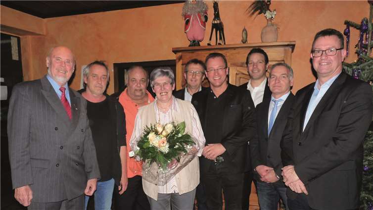 VG-Bürgermeister Jörg Lempertz sowie die Fraktionsvorsitzenden und Beigeordneten des VG-Rates danken Pia Theisen für ihre langjährige und kompetente Arbeit. FRE