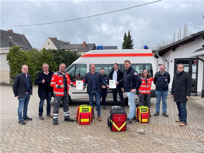 VG-Bürgermeister Jörg Lempertz übergibt in Anwesenheit der beiden Beigeordneten Joachim Plitzko und Alexander Müller den First Responder Einheiten, 1. Vorsitzender des DRK Ortsvereins Mendig Andy Paulissen und Christian Hilger, DRK Ortsverein Rieden/Volkesfeld, den Zuschussbescheid (v.l.n.r.: Christopher Wittig, Otmar Schüller, Christian Hilger, Jörg Lempertz, Marco Emmerich, Andy Paulissen, Alexander Müller, Sabrina Hilger, Michael Gerharz, Joachim Plitzko und Fabian Schneider).  Foto: VG Mendig