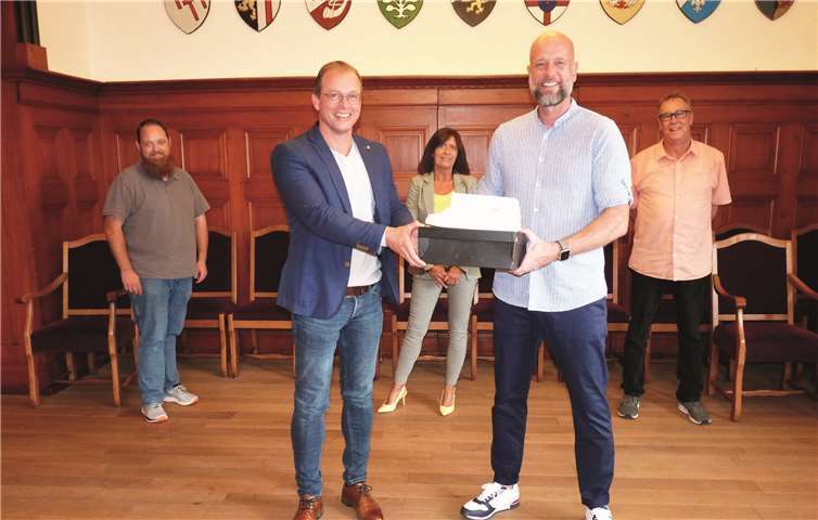 VG-Bürgermeister Jörg Lempertz überreichte dem scheidenden Konrektor Daniel Busch zum Abschied ein Überraschungs-Präsent. Fotos: FRE