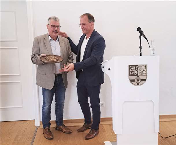 VG-Bürgermeister Jörg Lempertz überreichte dem kürzlich aus dem Amt ausgeschiedenen Stadtbürgermeister Hans Peter Ammel den Großen Wappenteller der VG Mendig.