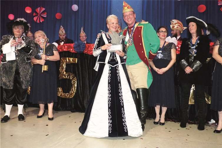 VG-Bürgermeister Jörg Lempertz überreichte der zauberhaften Prinzessin eine Narrenkappe aus Mendiger Basalt.