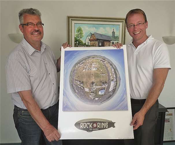 VG-Bürgermeister Jörg Lempertz und Stadtbürgermeister Hans-Peter Ammel mit einer Luftaufnahme der Mendiger Firma Panorama-ip.FRE