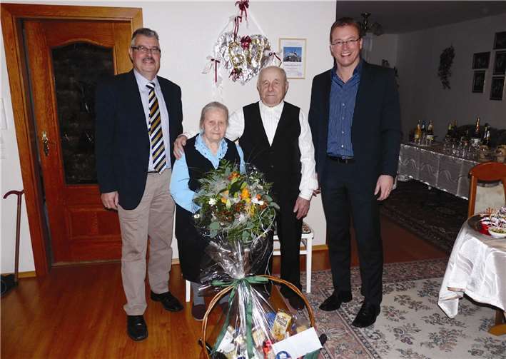VG-Bürgermeister Jörg Lempertz und Stadtbürgermeister Hans-Peter Ammel gratulieren den Eheleuten Welke zur Diamantenen Hochzeit.  SF