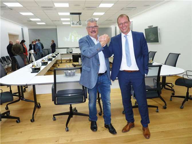 VG-Bürgermeister Jörg Lempertz und Stadtbürgermeister Hans Peter Ammel präsentierten stolz „ihren“ neuen Sitzungssaal.