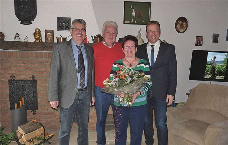 VG-Bürgermeister Jörg Lempertz und Stadtbürgermeister Hans-Peter Ammel überbrachten den Eheleuten Wilhelm und Helga Kajo ihre Glückwünsche zur Goldhochzeit. SF