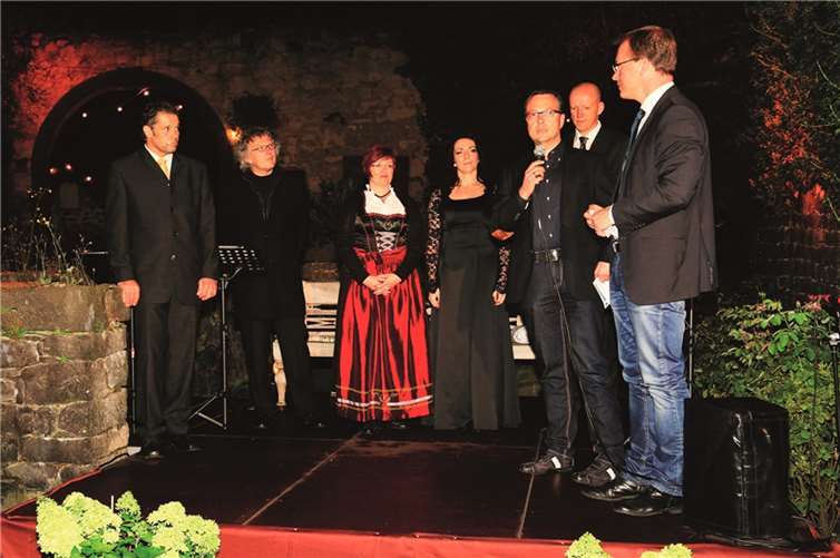 VG-Bürgermeister Jörg Lempertz und der Erste Beigeordnete der Stadt Mendig, Thomas Schneider, bedankten sich bei allen Akteuren, insbesondere bei den Solisten, für den wunderbaren Abend. FRE