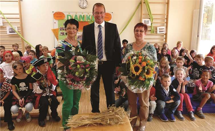 VG-Bürgermeister Jörg Lempertz verabschiedete Helga Uelmen und begrüßte deren Nachfolgerin Petra Krings mit je einem Blumenstrauß.