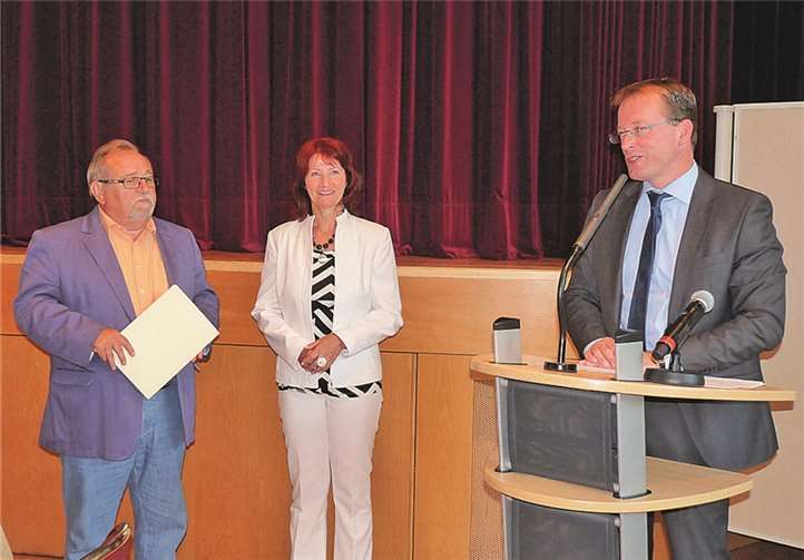 VG-Bürgermeister Jörg Lempertz verabschiedete die ausgeschiedenen Beigeordneten Franz-Josef Kaul und Ellen Rüber.