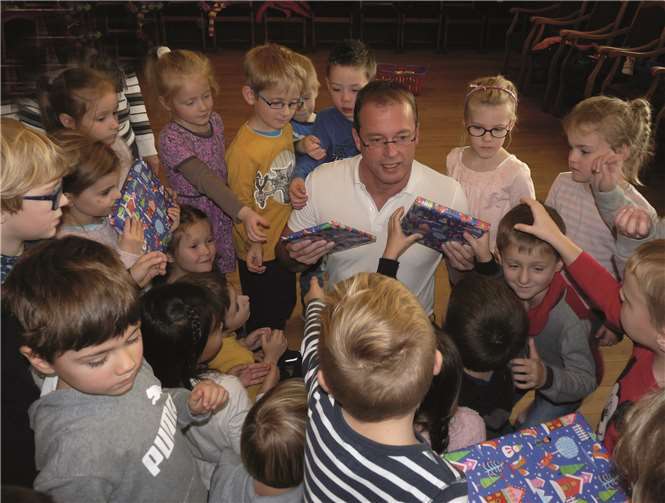 VG-Bürgermeister Jörg Lempertz verteilt imAuftrag des Nikolaus´ die Geschenke an die Kinder.
