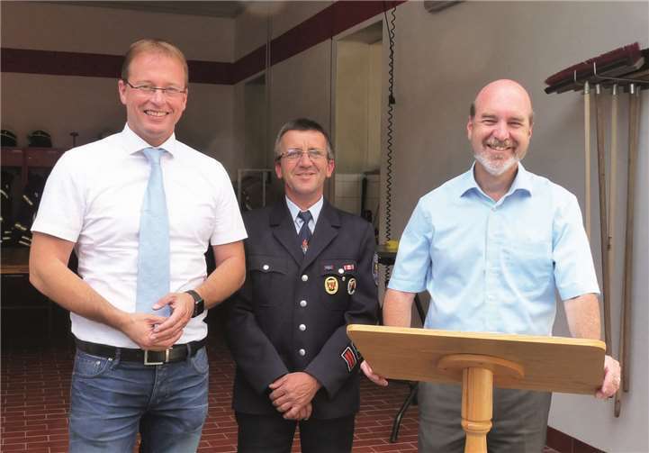 VG-Bürgermeister Jörg Lempertz (v.li.), Wehrführer Albert Wingender und Ortsbürgermeister Rudolf Wingender dankten den ehrenamtlichen Helfern für ihr großartiges Engagement.