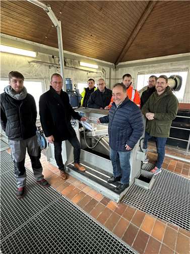 VG-Bürgermeister Jörg Lempertz (vorne; 2. v. l.) und VG-Bürgermeister Alfred Schomisch (vorne; rechts) begutachteten mit ihren Mitarbeitern die Neuerungen in der Zentralkläranlage Mendig.  Foto: VG-Verwaltung Mendig/Stefan Pauly