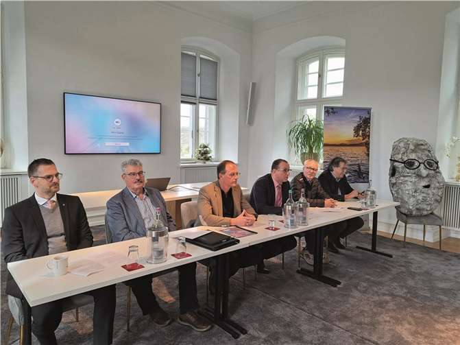 VG-Bürgermeister Johannes Bell (3.v.rechts) hieß in der zum Schloss Burgbrohl gehörenden Villa im Namen seiner Kooperationspartner „Sagenhafte Vulkanregion Laacher See“ die Sponsoren und die Presse herzlich willkommen.