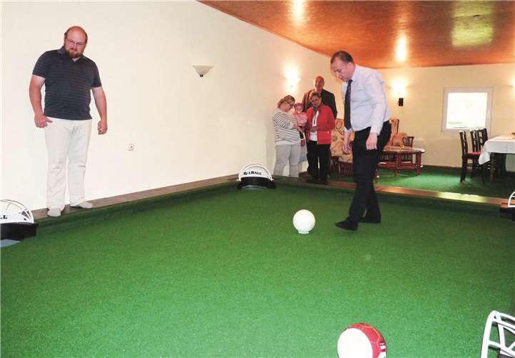 VG-Bürgermeister Johannes Bell freute sich über das „Testspiel“ mit Benedikt Bonn.