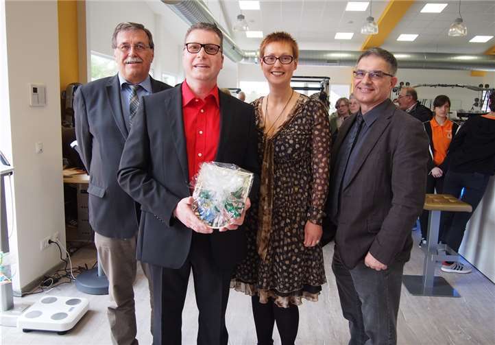 VG-Bürgermeister Klaus Bell und Ortsbürgermeister Wilhelm Anheier gratulierten dem Ehepaar Schneider zur Eröffnung des neuen Vital- & Gesundheitszentrums in Plaidt. UBU