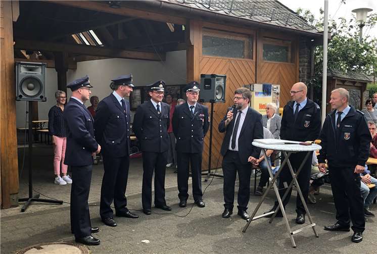 VG-Bürgermeister Lambertz zeichnete mit Volker Bison, Günter Erdmann und Arnold Jansen verdiente Wehrleute aus.