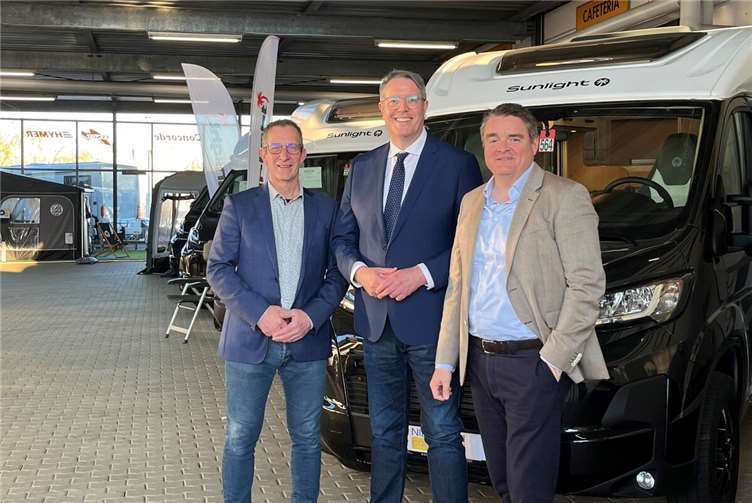 VG-Bürgermeister Maximilian Mumm, Ministerpräsident Alexander Schweitzer und Geschäftsführer Dirk Fohr.  Foto: privat