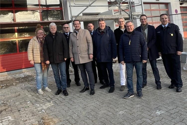 VG-Bürgermeister Thomas Przybylla, Wehrleiter Arnd Lenarz mit seinem Stellvertreter Marco Ihrlich und der Bassenheimer Wehrführer Michael Röser informierten sich gemeinsam mit Mitgliedern des Ältestenrates vor Ort vom Baufortschritt.Foto: VG Weißenthurm / Katharina Demleitner