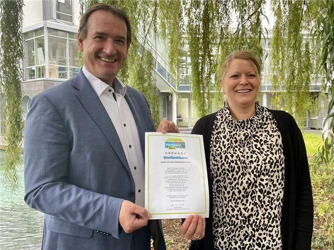 VG-Bürgermeister Thomas Przybylla und Fairtrade-Projektbeauftragte Kristina Uerz. Foto: VG Weißenthurm / Katharina Demleitner