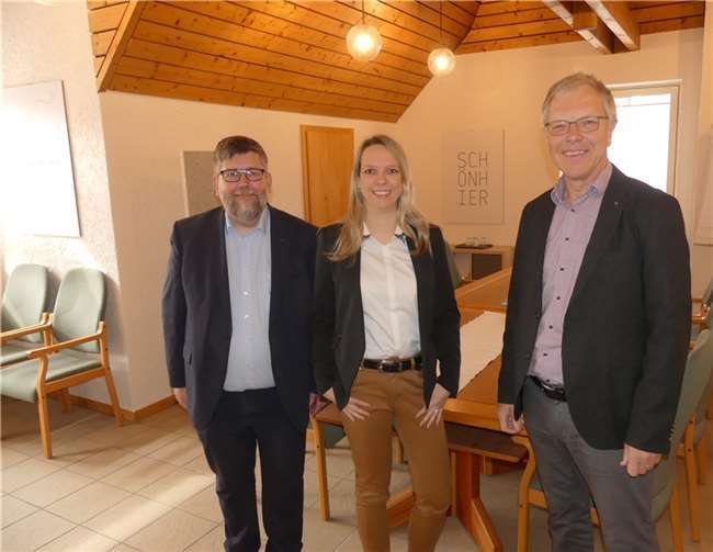 Gemeindehaus Müden als neuer Dorfmittelpunkt VG-Bürgermeister Wolfgang Lambertz, VG-Wirtschaftsförderin Anja Weber undOrtsbürgermeister Franz Oberhausen stellten das neue Müdener Gemeindehaus vor. Fotos: TE