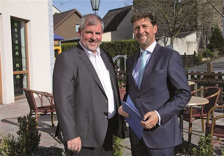 VG-Bürgermeisterkandiat Detlef Odenkirchen und Wassenachs Ortsbürgermeister auf dem Sommepy-Platz, dem Kommunikationszentrum für Jung und Alt. Privat