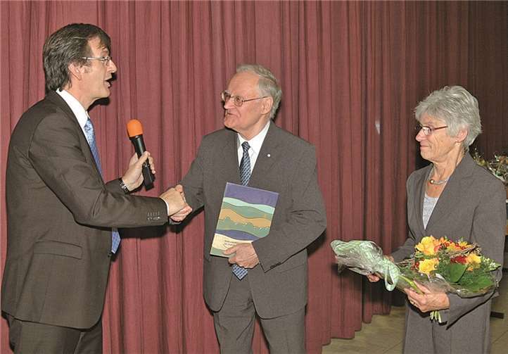 VG-Chef Hans-Günter Fischer dankte seinem ehemaligen Stellvertreter, den die Liebe zu seiner Hedwig in Kasbach-Ohlenberg gehalten hat.