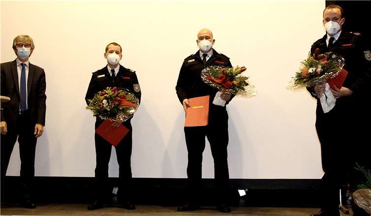 VG-Chef Hans Günter Fischer stellte auf der letzten Sitzung des Linzer VG-Rates das neue Feuerwehr-Triumvirat vor um den alten und neuen Wehrleiter Thomas Nelles und seine Stellvertreter, Oberbrandmeister Sebastian Hinz und Brandmeister Florian Runkel. Foto: DL