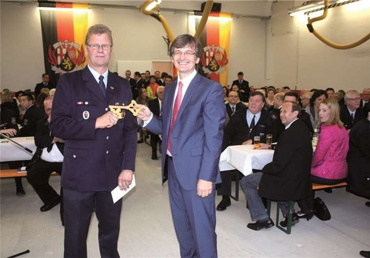 VG-Chef Hans-Günter Fischer überreichte seinem Namensvetter den symbolischen Schlüssel für die neue Unterkunft des Löschzuges.