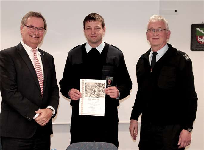 VG-Chef Karsten Fehr (l.) mit Volker Efferoth und Wehrleiter Ulrich Rechmann. DL