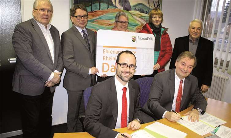 VG-Chef Karsten Fehr und Staatssekretär Clemens Hoch unterschrieben die Kooperationsvereinbarung.DL