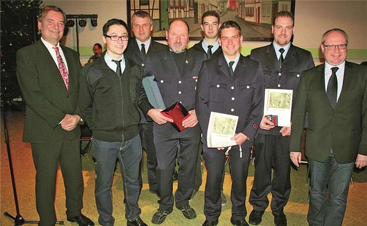 VG-Chef, Wehrleitung und Ortsbürgermeister gratulierten den beförderten und geehrten Feuerwehrmännern. DL