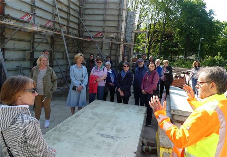 VG-Projektleiter Rolf Seul erklärt vor Ort die bisherigen und die künftig noch anstehenden Baumaßnahmen.