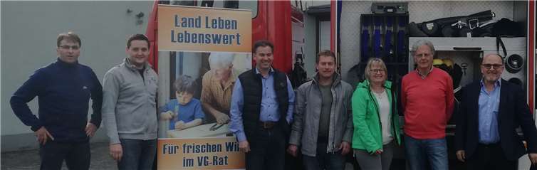 VG-Ratskandidaten der Freien Wähler Verbandsgemeinde Adenau e.V. vor einem Feuerwehrfahrzeug der VG Adenau. V. li. Stefan Schmitz, Siegfried Trost, Udo Adriany, Michael Müller, Elke Backes, Albert Schomers und Alwin Brenner