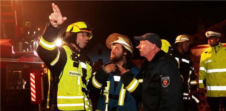 VG-Wehrleiter Dieter Merten inspiziert mit dem Reifferscheider Wehrführer Bernd May und seinem stellv. die Lage.Fotos: SES