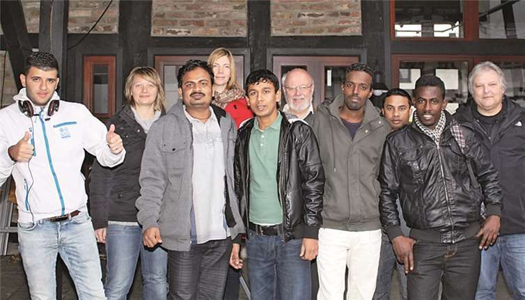 VHS-Deutschkurs für Asylbewerber: Einige der Kursteilnehmer mit (hinten v.l.n.r.) Sabrina Keller, Tanja Waldeck und Kurt Zimmermann sowie Hans-Bernd Sonntag (r.).Gemeinde Wachtberg