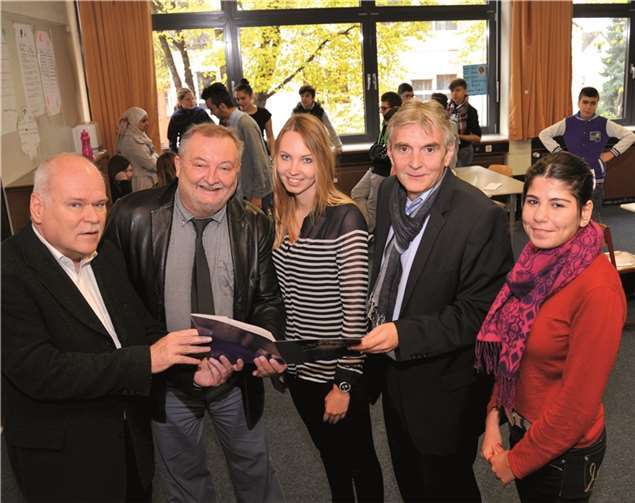 VHS-Geschäftsführer Günter von Blohn (l.) und Bürgermeister Claus Peitz (2.v.r.) besuchten den Feriensprachkurs in der St. Thomas Realschule plus. Schulleiter Manfred Leupold (2.v. l.) und Sprachförderkraft Jenny Grzenia (M.) informierten über das Programm.Stadt Andernach/Maurer
