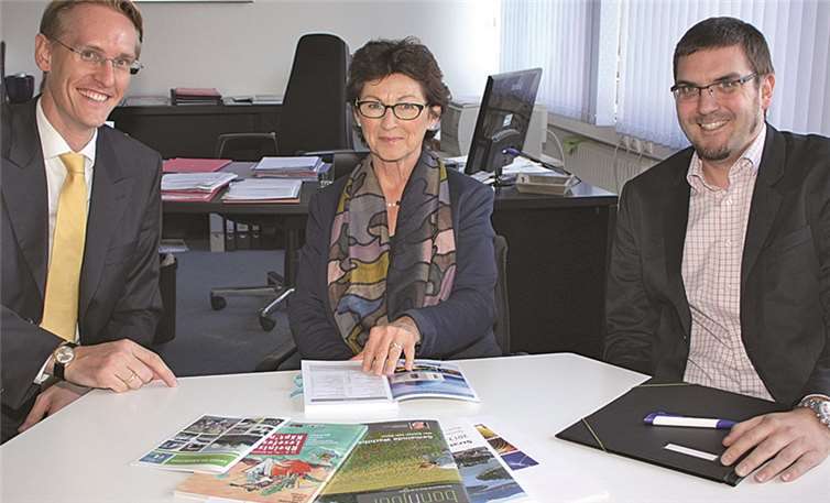 VHS-Leiter Adrian Grüter (li.) im Gespräch mit Bürgermeisterin Renate Offergeld und Stabsstellenleiter Jens Forstner. Gemeinde Wachtberg/mm