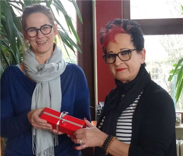 VHS-Leiterin Caroline Hamann bedankt sich bei der Dozentin Cornelia Brodeßer mit einem kleinen Präsent.