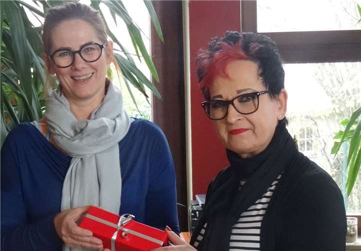 VHS-Leiterin Caroline Hamann bedankte sich bei der Dozentin Cornelia Brodeßer mit einem kleinen Präsent.