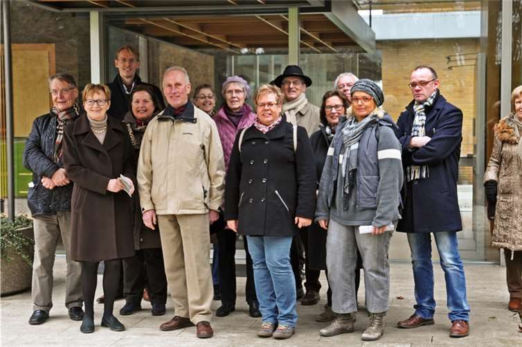 VHS-Teilnehmer unter Führung des VHS-Direktors Adrian Grüter vor dem Eingang des Kanzlerbungalows.privat