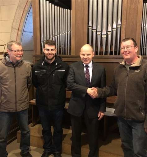 V.L. Chorleiter/Organist Claus Heuft ,KGR-Mitglieder Tobias Heuft, Stefan Zepp KSK Mayen, Michael Rothbrust Vorsitzender Kirchengmeinderat.Foto: