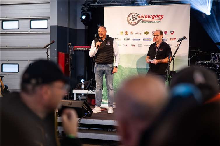 VLN Sport Geschäftsführer Mike Jäger begrüßte die ehrenamtlichen Helfer. Foto: Gruppe C Photography