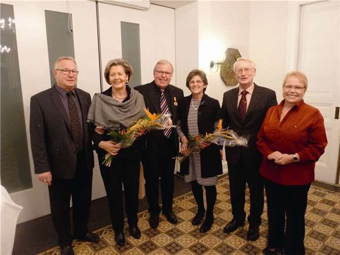 V.Li. Herbert und Annie Baumann, Hans-Georg und Marlene Frings sowie die stellvertretenden Vorsitzenden des CDU-Ortsverbandes und der CDU-Ratsfraktion, Dr. Heinz Schmitz und Anita Unkels, die die Glückwünsche der Union überbrachten. Privat