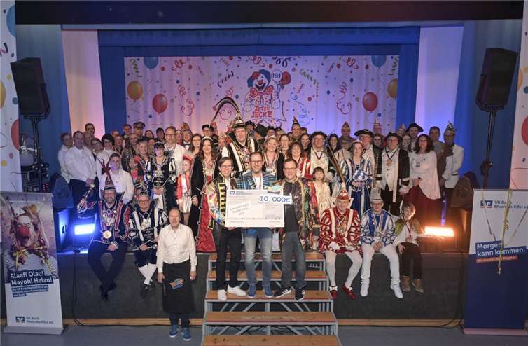 VR Bank spendet 10.000 Euro für Karnevalisten im Brohltal.  Foto: Peter Seydel