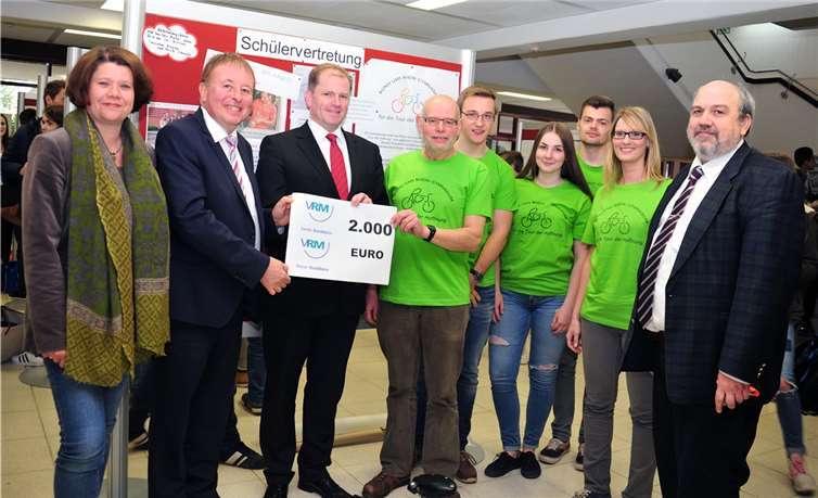 VRM-Geschäftsführer Stephan Pauly nutzte die Gelegenheit, der Schülervertretung einen Scheck in Höhe von 2000 Euro als Spende zu überreichen.RÜ