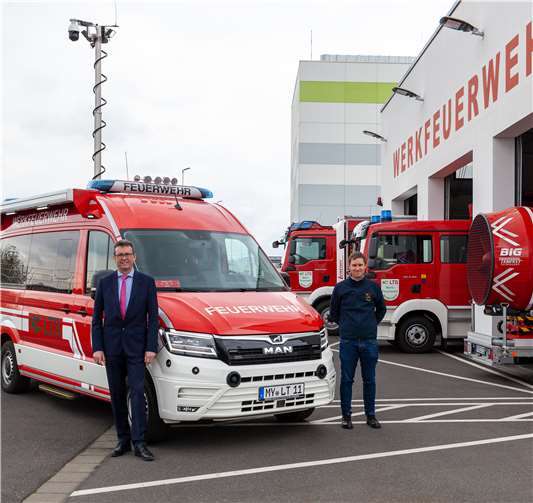 VST Michael Hoffmann und Leiter Werkfeuerwehr Manuel Friedrich präsentieren das neue Fahrzeug. Foto: Kruber